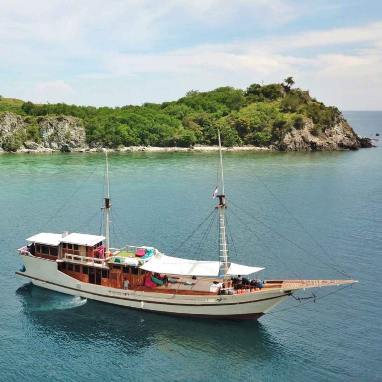 Sewa Kapal Bajo Deluxe